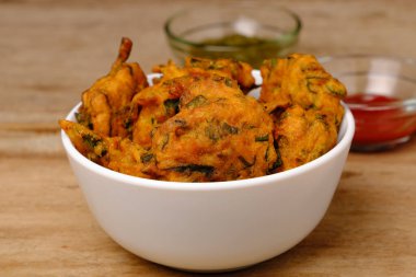 Hint aperatifi Pakora, domates sosu veya baharatlı.