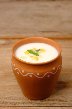 Hint usulü yaz içkisi masala chach veya tereyağından yapılan raita.