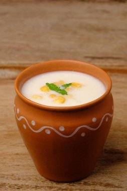 Hint usulü yaz içkisi masala chach veya tereyağından yapılan raita.