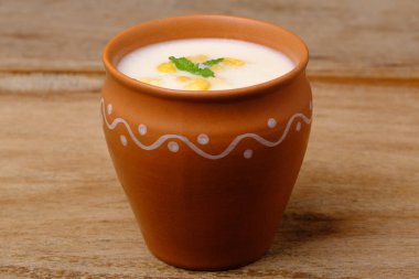 Hint usulü yaz içkisi masala chach veya tereyağından yapılan raita.