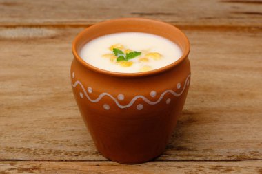 Hint usulü yaz içkisi masala chach veya tereyağından yapılan raita.