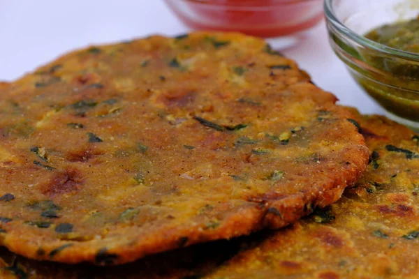 Hindistan düz ekmek thepla veya paratha çeşitliliği