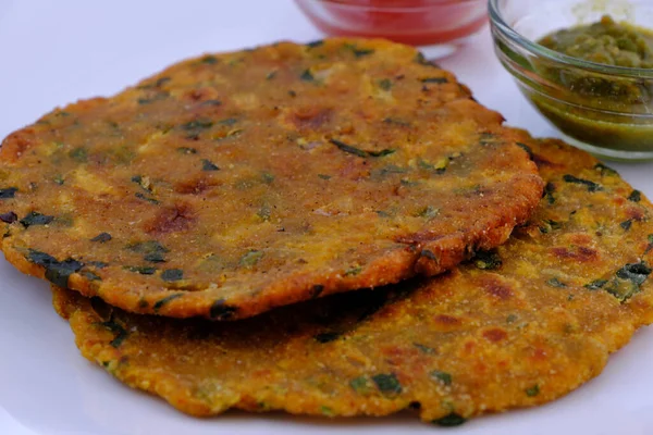 Hindistan düz ekmek thepla veya paratha çeşitliliği