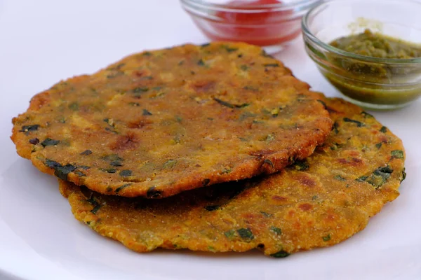 Hindistan düz ekmek thepla veya paratha çeşitliliği