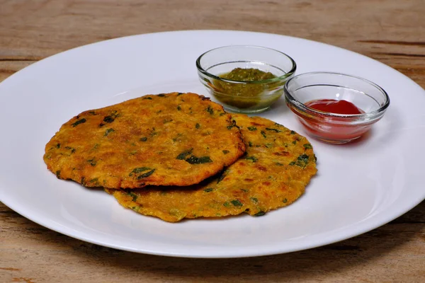 Hindistan düz ekmek thepla veya paratha çeşitliliği
