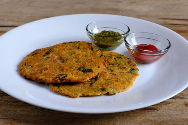 Hindistan düz ekmek thepla veya paratha çeşitliliği