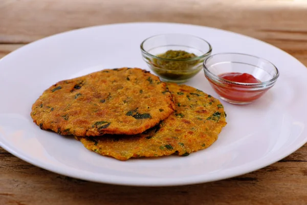 Hindistan düz ekmek thepla veya paratha çeşitliliği