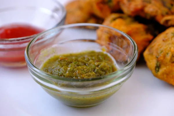 Indischer Snack Pakora Mit Tomatensauce Oder Chutney — Stockfoto