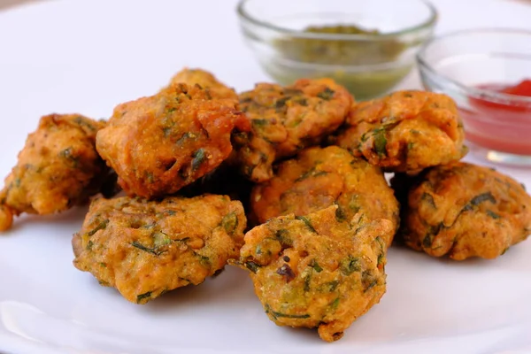 Indiai Snack Pakora Paradicsomszósszal Vagy Chutney — Stock Fotó