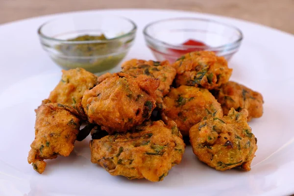 Hint aperatifi Pakora, domates sosu veya baharatlı.