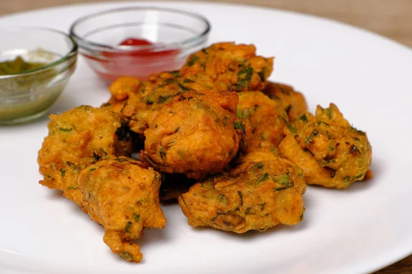 Pakora Indiano Snack Con Salsa Pomodoro Chutney — Foto Stock