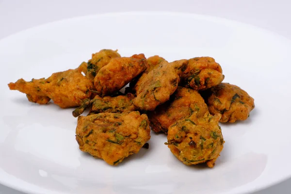 Hint aperatifi Pakora, domates sosu veya baharatlı.