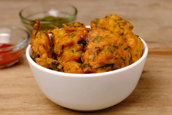 Indiai Snack Pakora Paradicsomszósszal Vagy Chutney — Stock Fotó