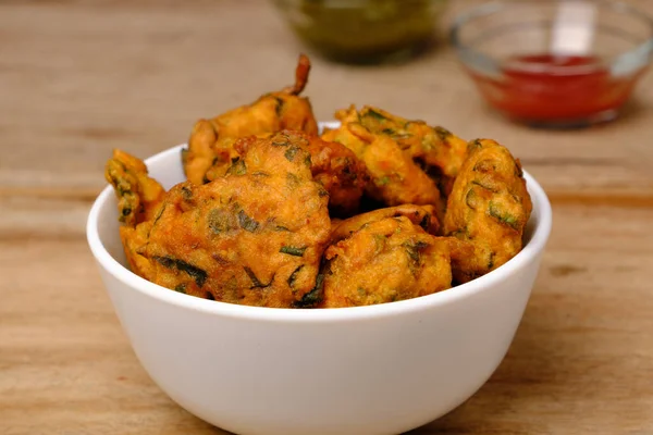 Pakora Indiano Snack Con Salsa Pomodoro Chutney — Foto Stock