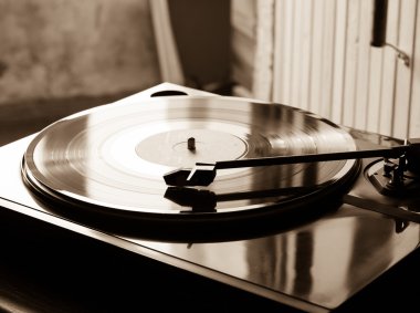 Vintage pikap ile vinil disk, yakın çekim