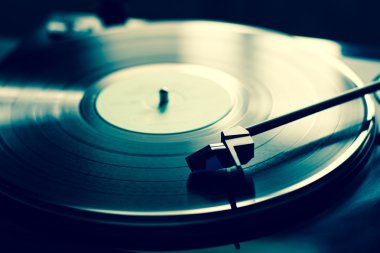 Vintage pikap ile vinil disk, yakın çekim