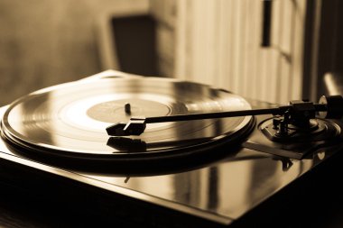 Vintage pikap ile vinil disk, yakın çekim