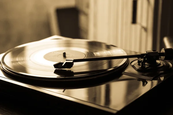 Vintage pikap ile vinil disk, yakın çekim