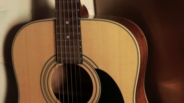 Guitarra acústica en el estudio — Vídeo de stock