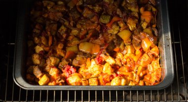 Fırında pişmiş sebze güveç