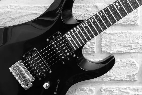 elektro gitar tuğla duvar arka plan üzerinde