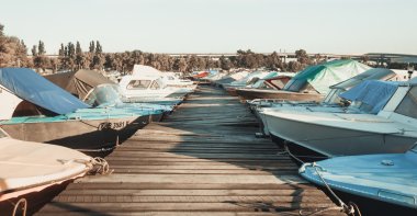 Nehir tekne dok günbatımı arka plan üzerinde