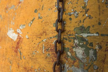 Zincir hırpalanmış bir gemi üzerinde asılı