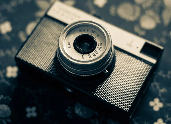 Starý vinobraní fotoaparát na pozadí tkaniny — Stock fotografie