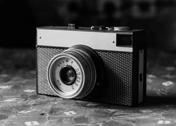 Oude bekrast vintage camera — Stockfoto