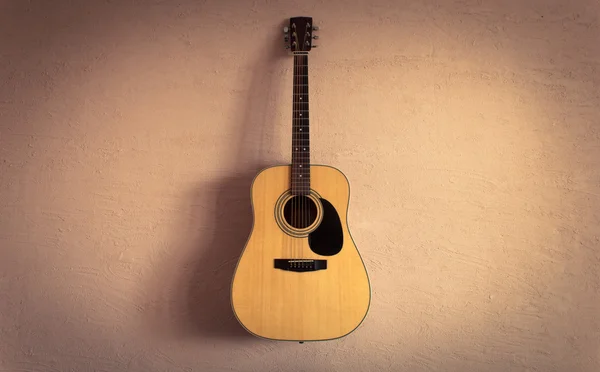 bej renkli arka plan duvar akustik gitar