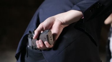 genç adam tehdit edici silah