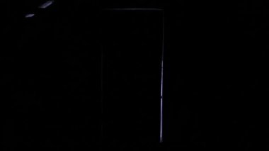 gizemli bir adam siyah elbiseli bir kapıyı açar