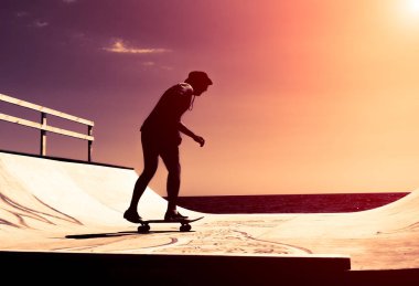 Adam kaykaya biniyor. dublör rampası