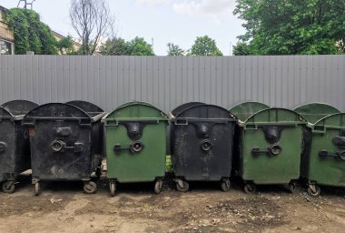 Sokaktaki çöp konteynırları. Çöplük. israf