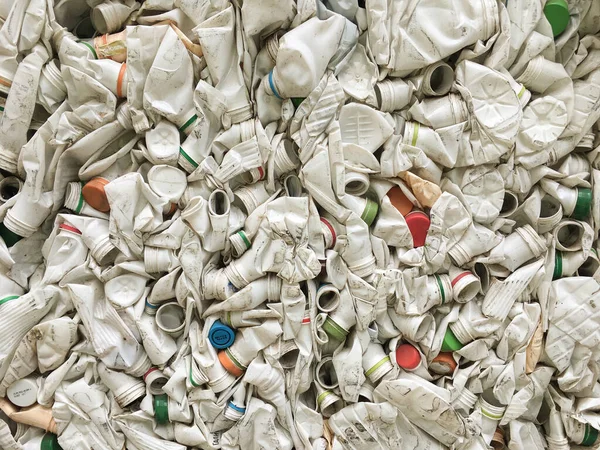 basılmış plastik beyaz şişeler. İsraf. ekoloji işleniyor