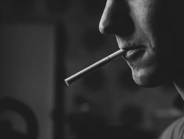 Tipo Con Cigarrillo Boca Primer Plano — Foto de Stock