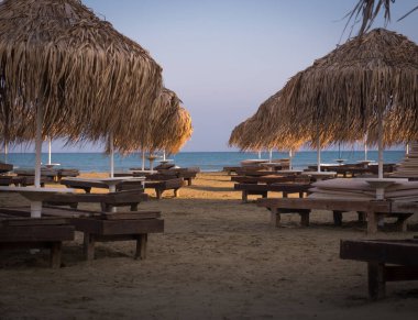 Gün batımında güneşlenen güzel sahil..