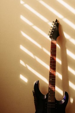 Elektro gitar. Güneşin ışıkları. Klasik fotoğraf.