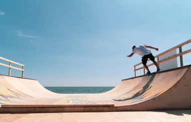 Adam numaralar için rampada kayıyor. Denize andolsun ki