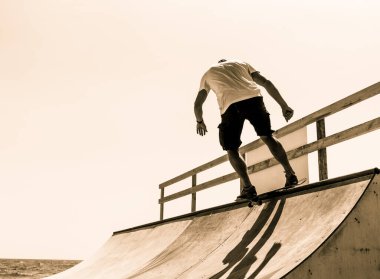 Adam rampada kayıyor. numaralar.