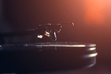 Vintage pikap ile vinil disk, yakın çekim. sıcak güneş ışığı.