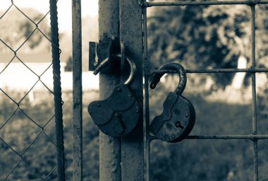 Kapıda asma kilit var..