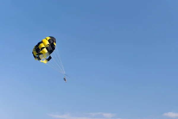 这个人带着黄色的降落伞在飞行 特写镜头 — 图库照片