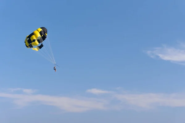 Parasailing Man Flying Yellow Parachute Close — Stock Photo, Image