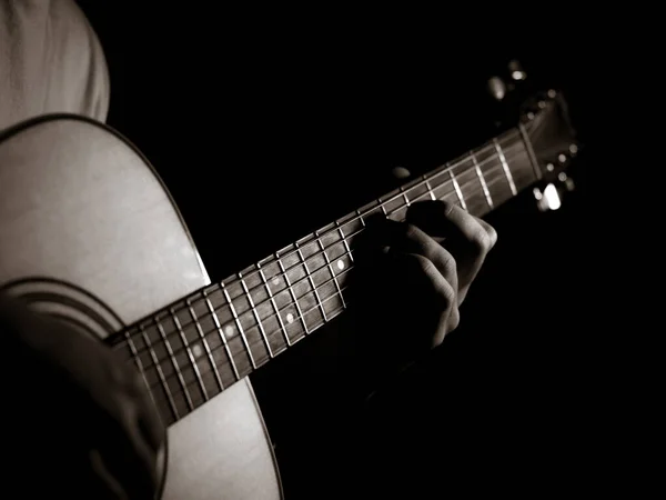 Practicando Tocar Guitarra Guapo Joven Tocando Guitarra — Foto de Stock