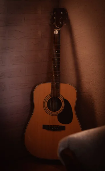 部屋の隅のアコースティックギター ロフトスタイル — ストック写真