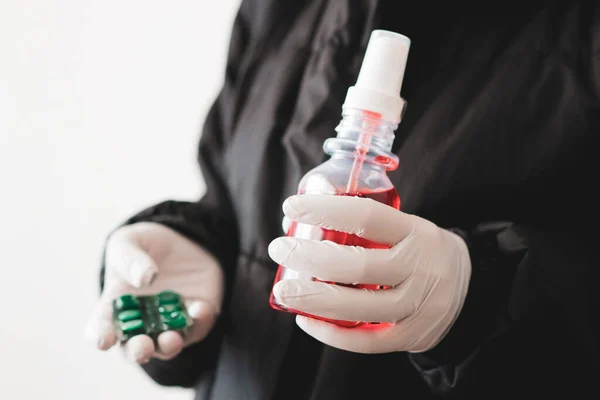 Meisje Beschermende Handschoenen Houdt Een Antisepticum Met Pillen — Stockfoto