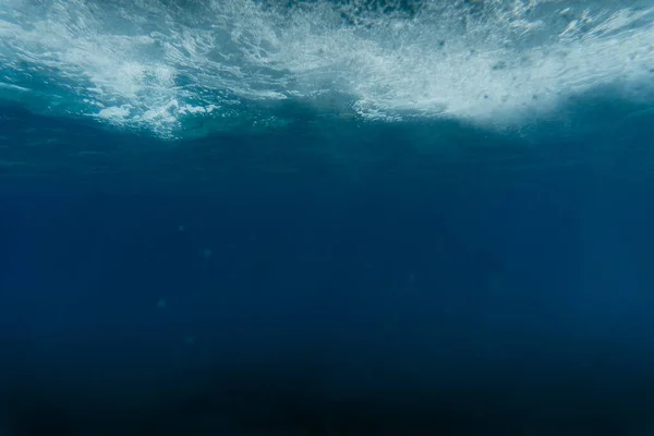 Podmořský Oceán Slunečními Paprsky Písčité Dno — Stock fotografie