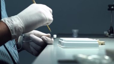 Diş teknisyeni diş protezleri üretir. Laboratuvar. yakın plan.