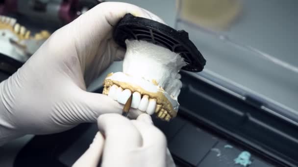 Οδοντοτεχνίτης δημιουργεί οδοντιατρικές προθέσεις. Εργαστήριο. κοντινό πλάνο. — Αρχείο Βίντεο